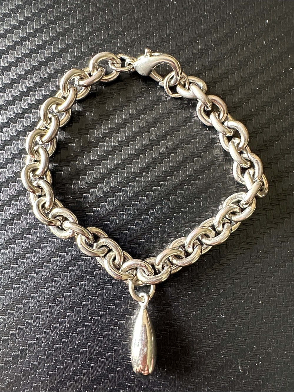 Classic Silver-Tone Chain Bracelet with Teardrop Pendant